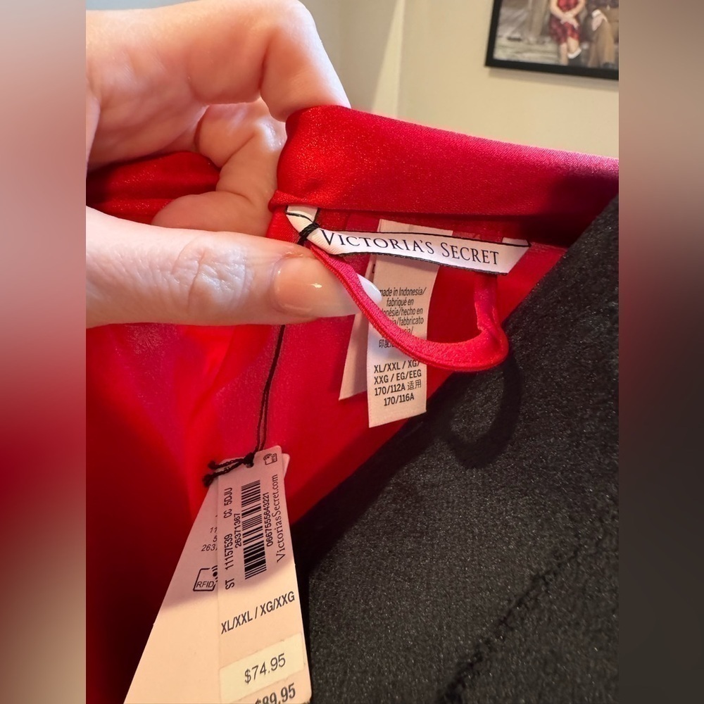 VICTORIA'S SECRET Shimmer Red Ruffle Sleeve and Trim Robe Size XL NWT - Picture 3 of 5